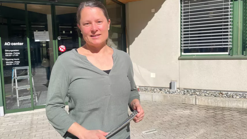 Ladina Hofmann ha in man il proget chi düra daspö circa desch ons e ch’ella maina: la platta chi dess guarir üna ruottadüra sur il schnuogl (fotografia: RTR).