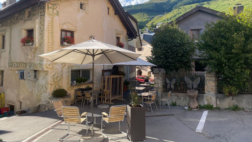 Das aktuelle Wirtepaar muss die Chasa Veglia in Sent per Ende Oktober räumen (Foto: Nicolo Bass).