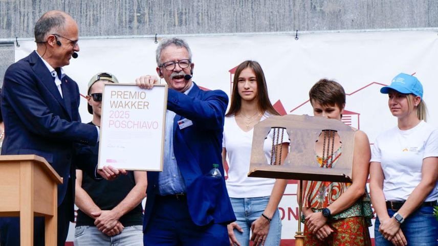  Am Samstag durfte Podestà Giovanni Jochum (links) den Wakkerpreis 2025 aus den Händen des Präsidenten des Schweizer Heimatschutzes, Martin Killian, entgegennehmen.