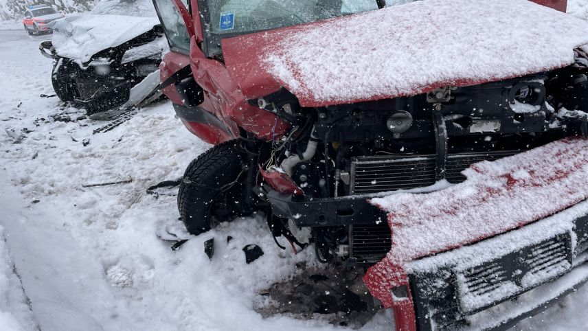 Strassenverlauf der schneebedeckten Malojastrasse bei der Unfallstelle. Es sind beide beteiligten Fahrzeuge zu erkennen (Foto: Kapo GR).