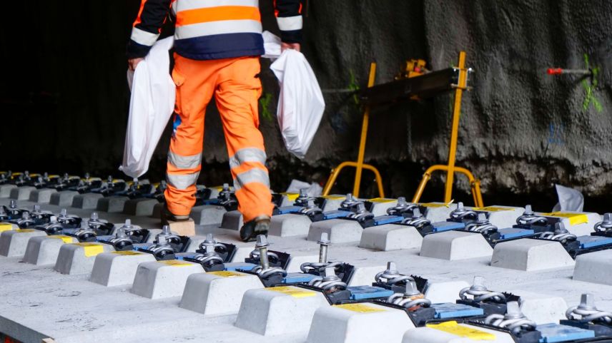 Über diese neuen und innovativen Gleistragplatten rollt ab Montag wieder der RhB-Zugsverkehr zwischen Zuoz und Zernez. Fotos: Jon Duschletta