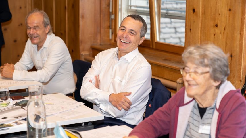 Bundesrat Ignazio Cassis hatte grosse Freude an der kurzen Romanisch-Lektion zur Eröffnung der Sommer-Intensivkurse in Scuol (Foto: Dominik Täuber/TESSVM).
