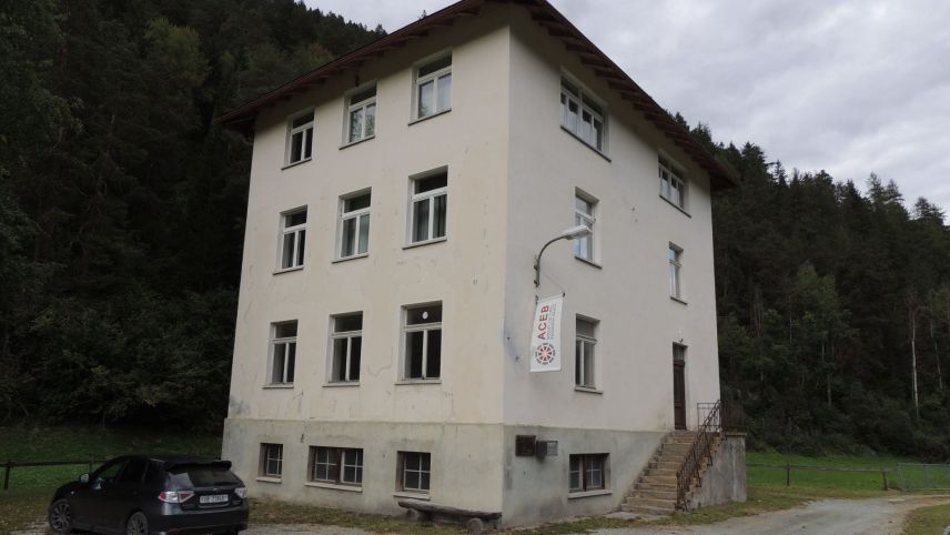 L’Archiv cultural Engiadina Bassa as rechatta a S-chadatsch ill’anteriura chasa da scoula (fotografia: Benedict Stecher).