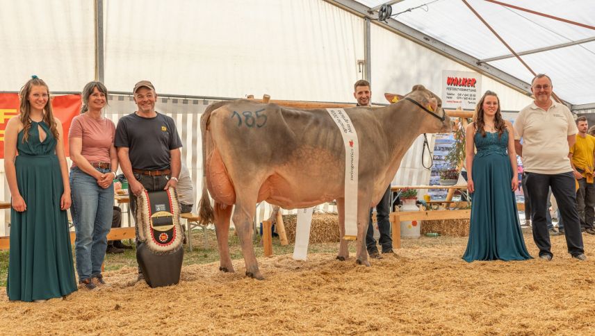 La vacha «Brice Belinda», la nouva «Miss Agrischa 2026», insembel cun seis possessurs Madlaina e Ludwig Noggler da Sent. fotografia: Hugo Studhalter