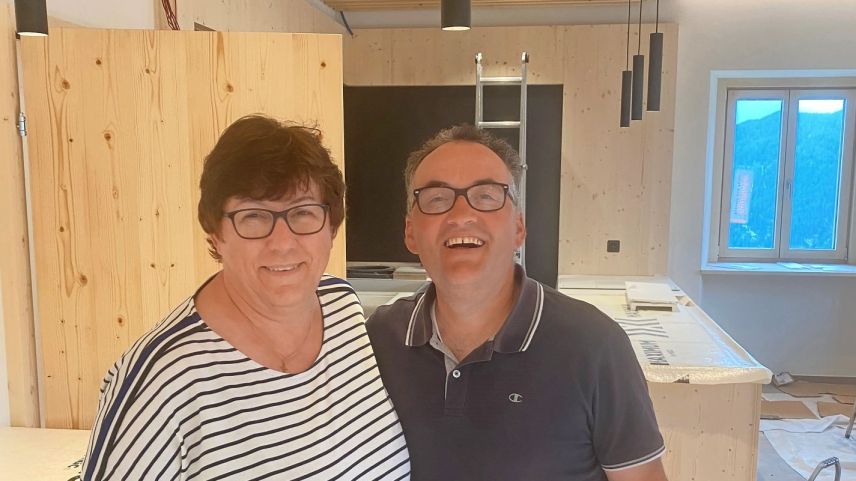 Barbla Ursina e Sergio Moreira-Näff in lur ustaria chi’d es bainbod pronta per gnir drivida. fotografia: Flurin Andry