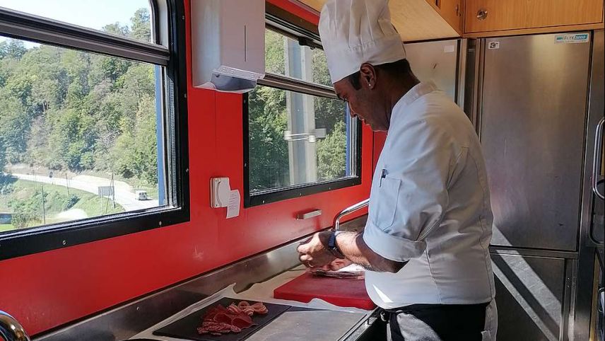 Der Koch Sinthusan Tharumalingam aus Sri Lanka arbeitet gerne im Gourmetzug. Am besten gefällt ihm die seine Aussicht aus der Küche. Foto: Denise Muchenberger