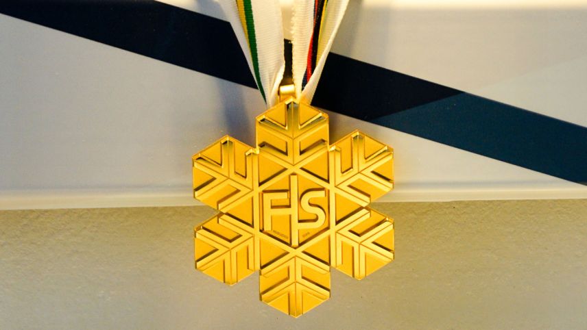 La medaglia d’or dals champiunedis mundiels da skis, per quella vain fat bger brimbori. La valur da la medaglia es l’onur da l’atleta, da l’atlet – vain dit. Fotografia: Jon Duschletta