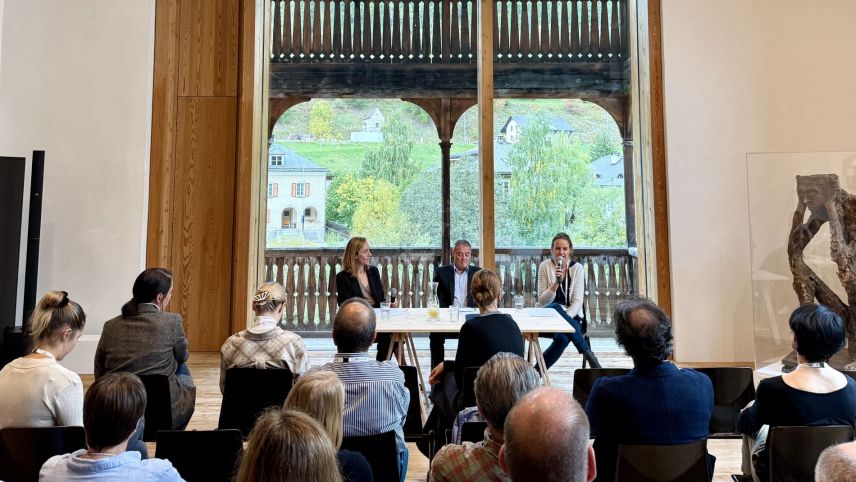 Am Podium nahmen Agnieszka Sosnowska, Mattias Bulfoni und Martina Schlapbach teil. Foto: Fadrina Hofmann