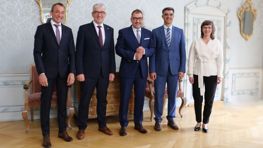 Die Bündner Regierung in neuer Zusammensetzung (von links): Martin Bühler, Jon Domenic Parolini, Peter Peyer, Marcus Caduff und Carmelia Maissen. Foto: z.Vfg