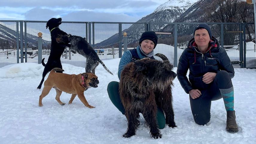 Spiel und Spass gehören zum Programm der Hunde Lounge von Monika Henggeler (rechts) mit dazu. Fotos: F. Hofmann