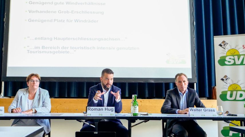Nationalrätin Magdalena Martullo Blocher, Parteipräsident Roman Hug und Fraktionspräsident Walter Grass (v.l.) kritisierten am Freitag den kantonalen «Richtplan Energie», insbesondere die geplanten Windparks. Foto: Jon Duschletta