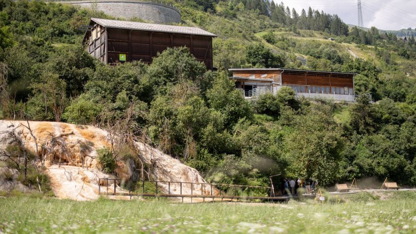 Durch den Steg können Gäste die Tuffsteinformation aus der Nähe betrachten. Foto: Dominik Täuber