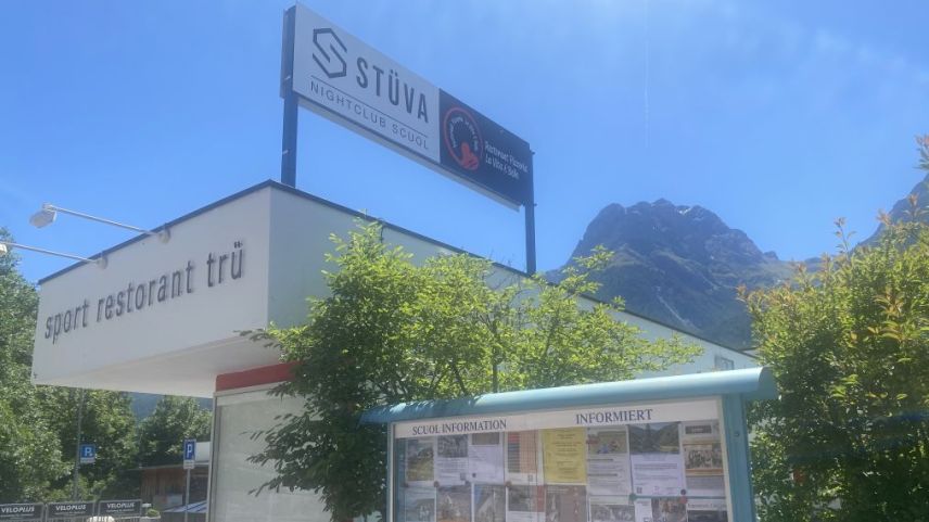 Bainbod driva «La Stüva» a Trü sias portas (fotografia: Nicolo Bass).