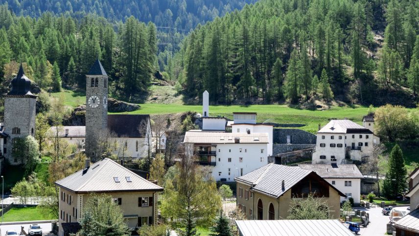Susch cul Muzeum (immez) e la chasa da scoula veglia (a dretta). fotografia: Jon Duschletta