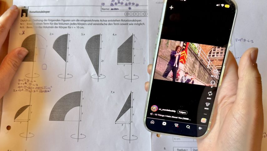 Ist das Smartphone in Griffnähe, leidet die Konzentration beim Lernen. Foto: Fadrina Hofmann