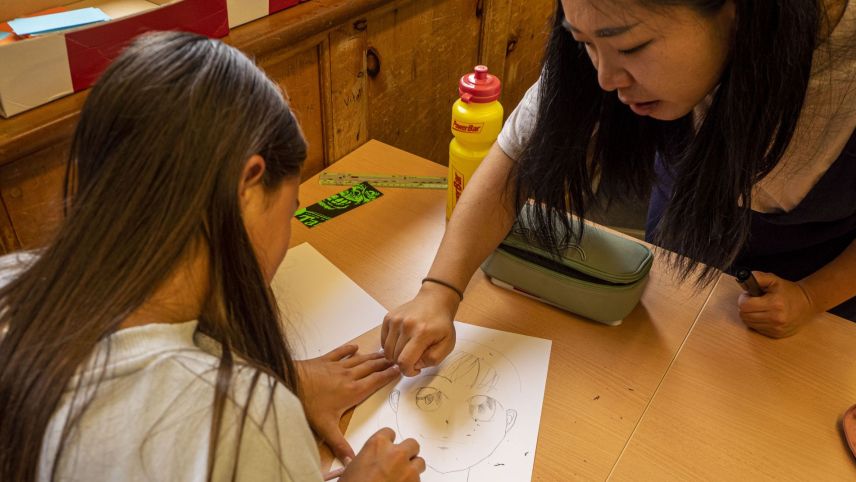 Die Schüler konnten während des Workshops unter Anleitung von Simone Meng Xie ihre eigene Mangafigur zeichnen. Einige von ihnen hatten schon in diesem Stil gezeichnet.				Fotos: Tiago Almeida