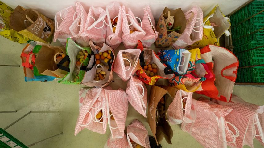 Die gefüllten Taschen stehen bereit.    Foto: Daniel Zaugg