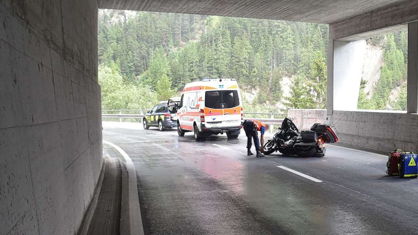 Von Martina in Richtung Österreich ist es am Dienstagnachmittag zu einem Unfall gekommen. Foto: Kapo GR