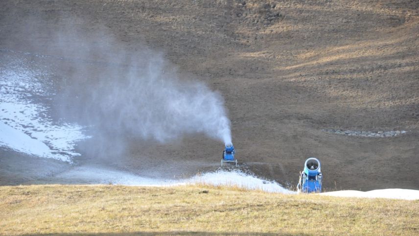 Hohe Temperaturen, fehlender Bodenfrost und spät einsetzende Beschneiung: An Talabfahrten im Skigebiet von Celerina Marguns (im Bild) oder am Corvatsch ist zurzeit noch nicht zu denken.                Foto: Marie-Claire Jur
