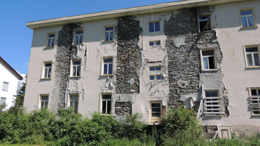 Ed impustüt la fatschada vers vest es in ün stadi desolat (fotografia: Benedict Stecher).