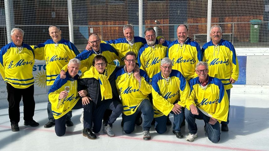 Wiedersehen nach 50 Jahren. Hinten v.l.: Marco Rota, Andreas Duschletta, Claudio Raffainer, Marco Triulzi, Chasper Stuppan, Franco Carettoni, Lorenzo Mevio. Vorne: Alberto Rogantini, Arno Del Curto, Jürg Blickenstorfer, René Leuzinger, Silvio Hunger.