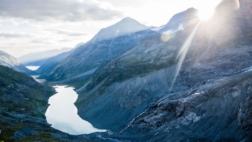 Blick von der Coaz-Hütte auf den Lej da Vadret und die Val Roseg. Foto: Jon Duschletta