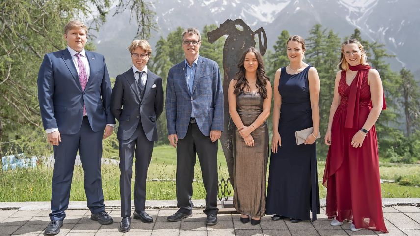 Maturandinnen und Maturanden mit ihrem Klassenlehrer, Reto Peter. Foto: z. Vfg.