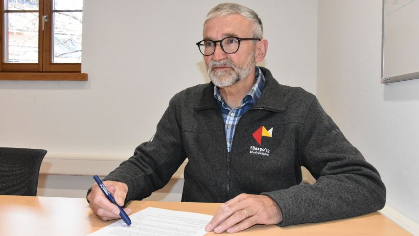 Il president da la Società da commerzi e mansteranza Engiadina Bassa, Richard à Porta, s’allegra sün buns  inscunters dürant l’exposiziun regiunala EBexpo 2023 a Scuol (fotografia: Nicolo Bass).