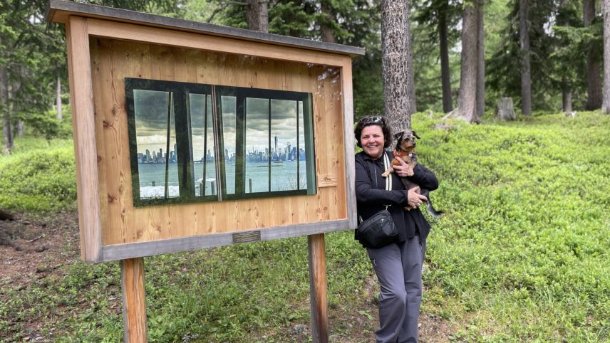 Nina Froriep mit Hund Tigger in der Wald-Galerie bei Chamues-ch. Foto: Fadrina Hofmann