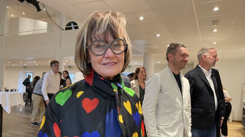 L’undrada Tilla Theus ha regalà inavant il premi dotà cun 30 000 francs al Museum d’art da Grischun a Cuoira (fotografia: Milena Bassin/RTR).