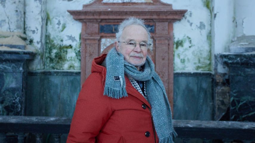 Werner Reichle, il president da la società «Pro Büvetta Tarasp», davant las trais funtanas mineralas illa Büvetta (fotografia: Michael Steiner/fmr)