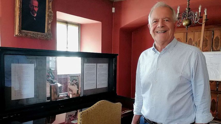 Andràs Bodoky musste lange Zeit keine Brille tragen, trotzdem faszinieren ihn die Augengläser seit 50 Jahren. Foto: Denise Muchenberger 