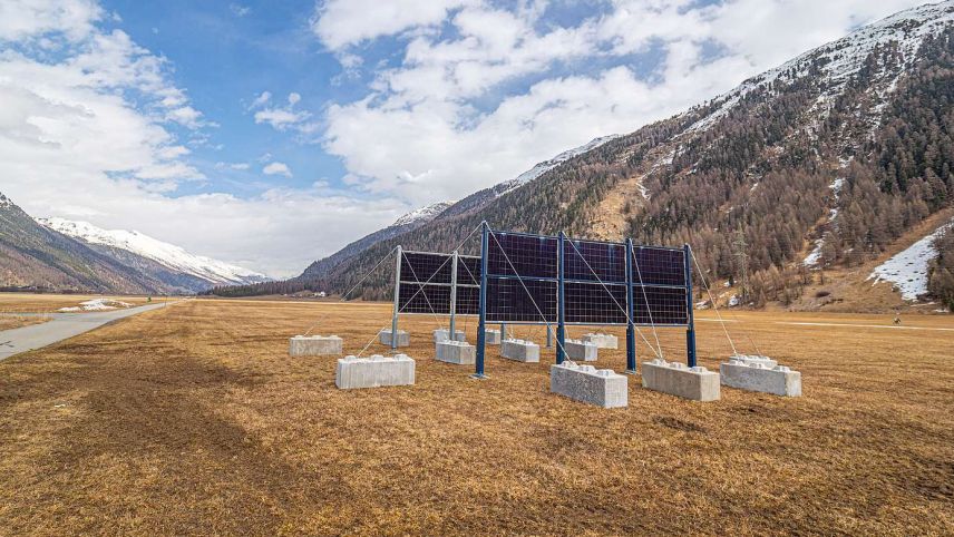 Die geplanten Solarpanels. Bei einer Realisierung würden die Pfähle direkt im Boden veranktert. Es bräuchte also keine Abspannungen und Betonblöcke. Foto: Daniel Zaugg