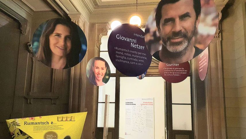 Aint il foyer da la Chasa dals chantuns a Berna tradischan persunalitats cuntschaintas rumantschas che cha’l rumantsch significha per ellas. fotografia: David Truttmann