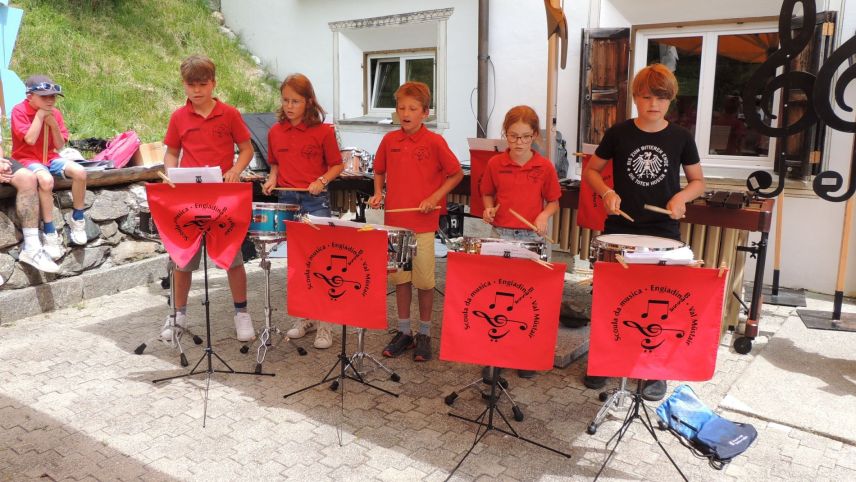 Eir las battaristas e battarists d’eiran da la partida al di da musica sü Ftan (fotografia: Benedict Stecher/fmr).