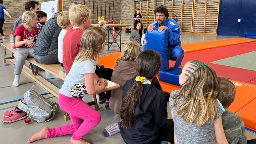 Die Instruktion vor dem Sport gehört dazu. Foto: Andrea Gutgsell