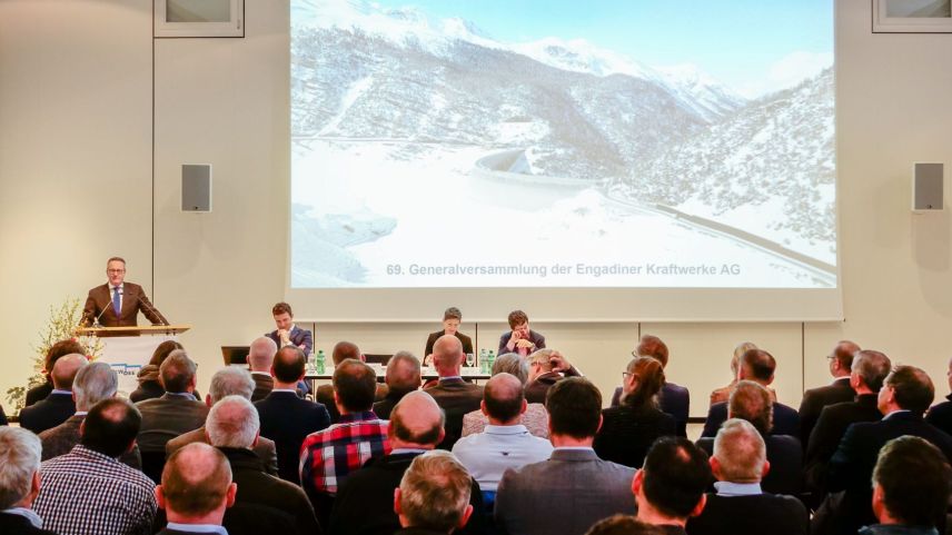 VR-Präsident Martin Schmid (links) während der 69. ordentlichen Generalversammlung der Engadiner Kraftwerke AG am Freitag in Zernez. Foto: Jon Duschletta