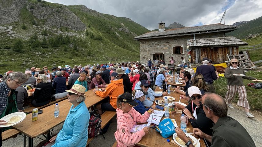 La Festa d’Alp a Zuoz ho darcho attrat a bgers indigens e giasts, uschè cha’ls organisatuors haun cun 197 annunzchas pudieu registrer ün record da partecipantas e partecipants (fotografia: mad).