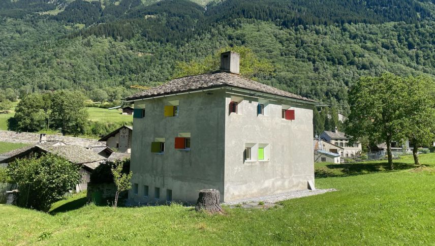 Das Haus Vogelbacher fällt auch durch seine farbigen Fensterläden auf. Foto: Eigentümerschaft