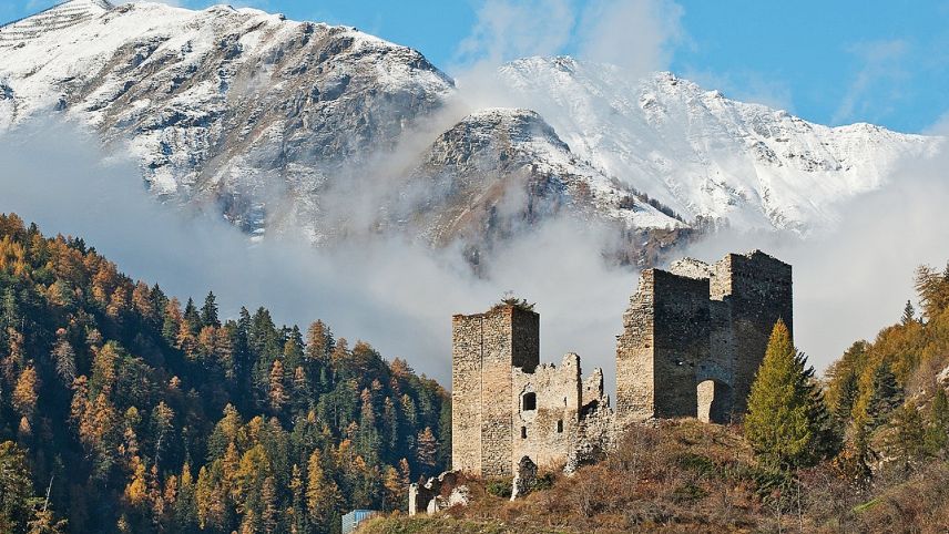L’istoriker Jon Mathieu ha referi davart la ruina Tschanüff a Ramosch (fotografia: mad).