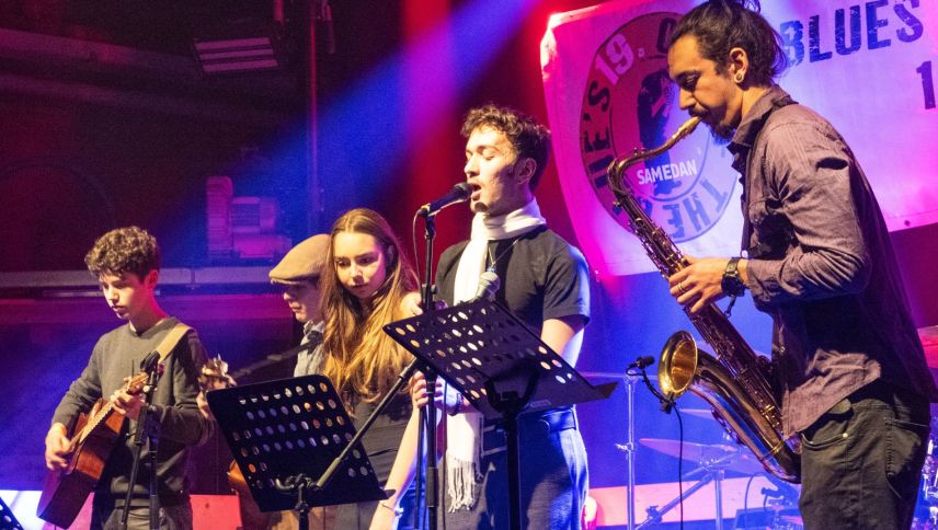 Die Schulband des Lyceums Alpinum Zuoz mit Mitgliedern der Band «Swing over the Pop». Foto: Jon Duschletta