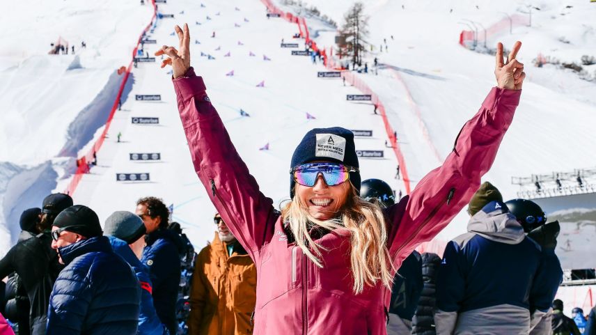 Endlich Pause: Für Voluntari Renata Keller Smalley heisst das ab ins Zielgelände und zu «ihren» Snowboarderinnen und Snowboarder. Fotos: Jon Duschletta