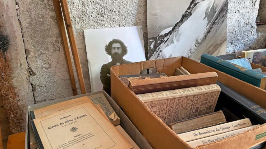 Il bazar invida a schmancher il temp giand in tschercha da s-chazis e rariteds, scu per exaimpel üna fotografia da Giovanni Segantini traunter diversa documainta istorica (fotografia: Martin Camichel).