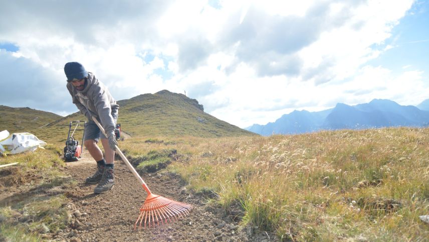 In den vergangenen Wochen wurde ein neuer Weg zum Muot da l’Hom gebaut. Der alte Weg wurde renaturiert (Foto: Xaver Frieser).