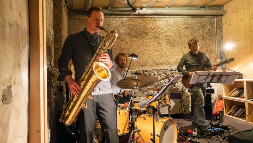 Die Berliner Jazzformation «Witold», v. l: Uli Kempendorff, Moritz Baumgärtner und Kalle Kalima. Fotos: Jon Duschletta