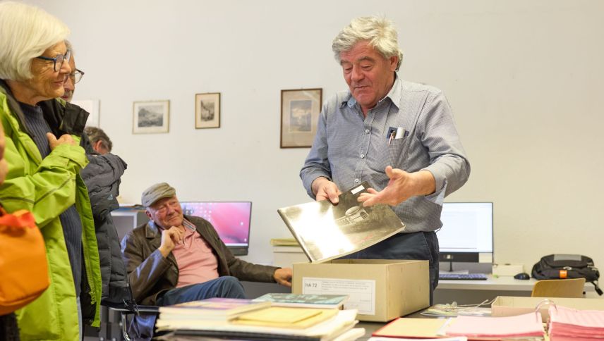  Armon Parolini ha muossà la via da la retschercha illa documentaziun digitala fin illa curuna. fotografia: Michael Steiner