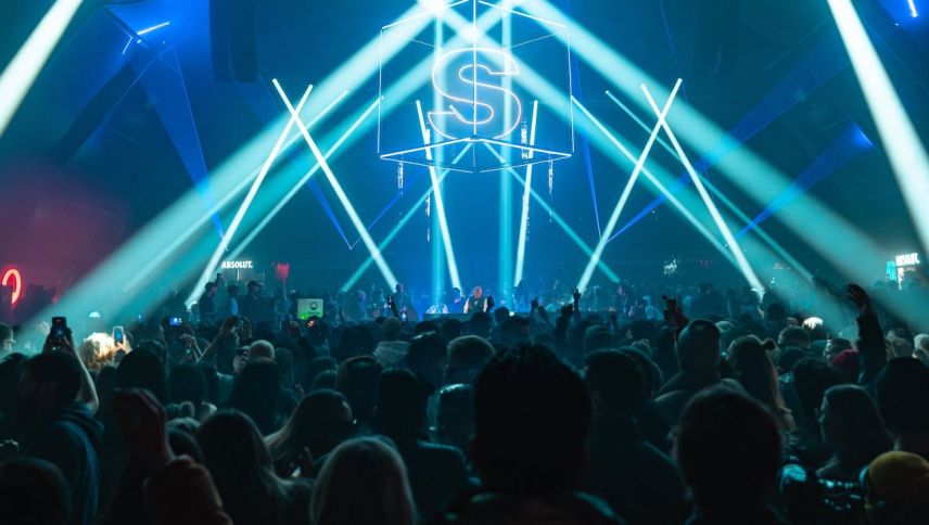 Die Besucherinnen und Besucher des SunIce Festival hatten in diesem Jahr wieder mehr Platz vor der Hauptbühne - die wurde im Vergleich zum letzten Jahr wieder vergrössert. Foto: SunIce Festival