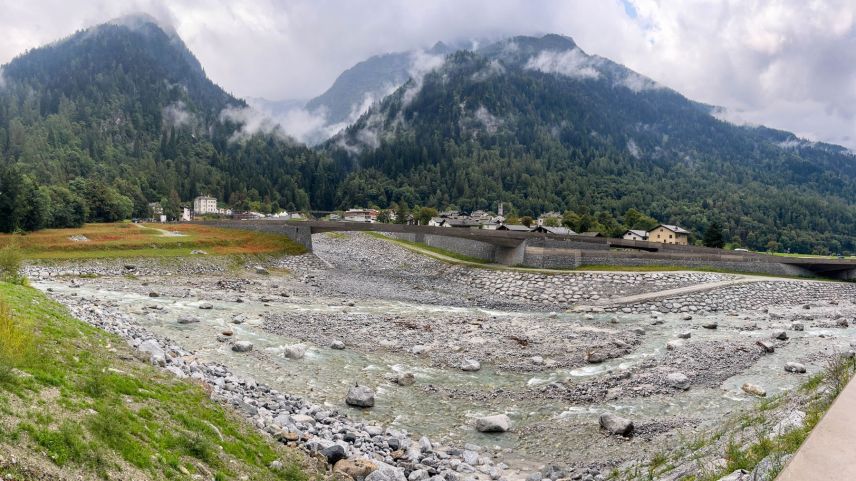 Promontogno und Bondo (rechts) von Sottoponte aus gesehen mit den drei neuen Brücken und dem Auffangbecken am Zusammenfluss von Bondasca und Maira.