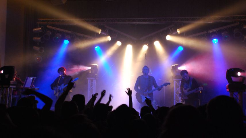 La band Diabolic da la Val Müstair in acziun. Uossa vain lur musica sunada eir da fuormaziuns da brass (fotografia: mad).