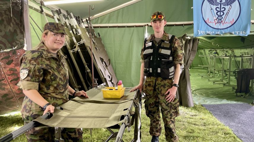 Jeanne Grob und Salomo Kunz im Sanitätszelt. Foto: Fadrina Hofmann